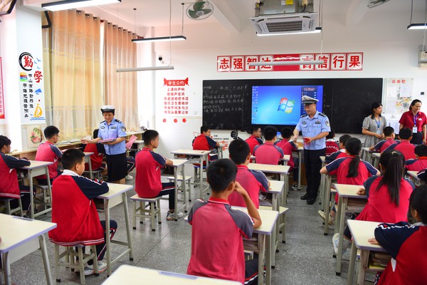 6月26日走进卓越中英文学校 (3).JPG