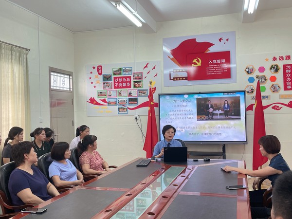 为兴宁市福兴中心小学教师讲授法治课.jpg