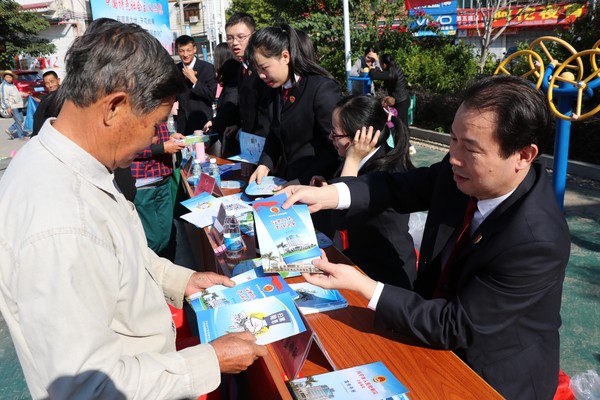 发放资料.JPG