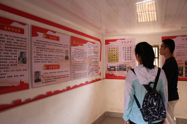 参观红色教育基地放两张图片.JPG